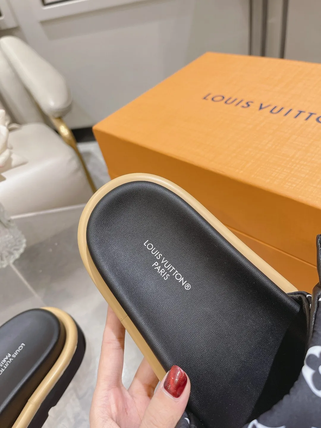 👟👟Ex-factory price 360👟👟 Lvjia brand | ²⁰²5 𝐬𝐬 💛2025 spring and summer latest popular Velcro series...Couple style thick-soled slippers, new rare products at the purchasing level💫 🍒This style is the favorite of celebrities🌟big internet celebrities. A simple and elegant sandal. A good style that you can't take your eyes off at a glance! The thick sole has the effect of increasing the height of the feet. It has the function of elongating the legs immediately. It is exquisite and low-key luxury✔️ No matter it is paired with skirts or trousers, it is super aura🛍 ━━━━━ ЅᏇєєt ━━━━━ ▪️Upper: LV old floral fabric ▪️Outsole: original molded outsole ▪️Shoe size: 35-45